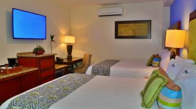 Queen Room with Two Queen Beds 3