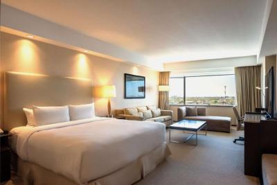Deluxe King Room with Sitting Area 10