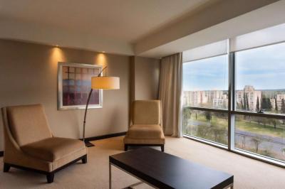 One-Bedroom Executive Corner King Suite 13