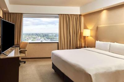 King Room with Roll-In Shower - Mobility Access 18