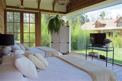Queen Room with Two Queen Beds 2