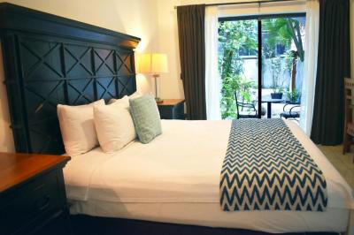 King Room with Pool View 4