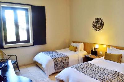 Contemporary Twin Room 7