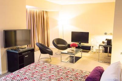 Deluxe Suite 9