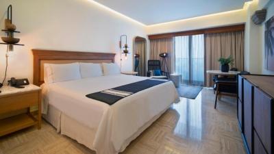 Quarto Superior com Cama King-size e Vista Parcial do Mar 5