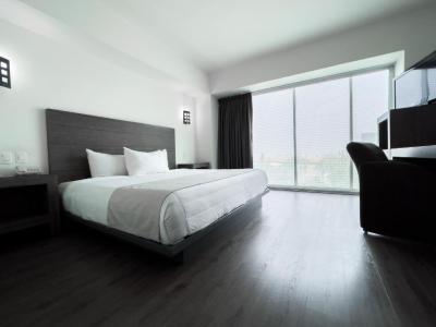 King Room with Street View 3
