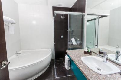 Deluxe Suite 4