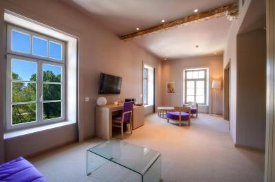 Deluxe Suite 16