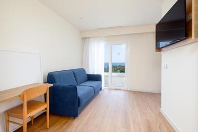 Family Room (2 Adults + 1 Child) 15
