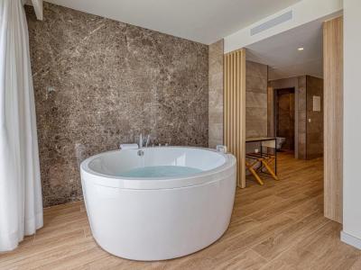Superior Suite (2 Adults + 2 Children) 16