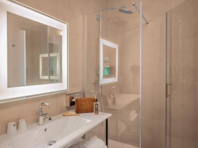 Family Suite - Two Connecting Rooms 7