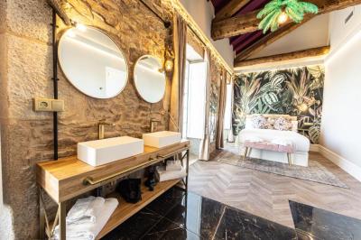 Double Room with Balcony and Sea View 9