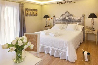 Deluxe Double Room with Terrace 2