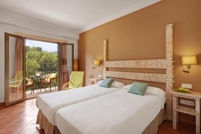 Double or Twin Room (2 Adults + 1 Child) 4