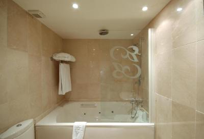 Deluxe Room with Jacuzzi 4