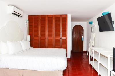 King Room with Pool View 3