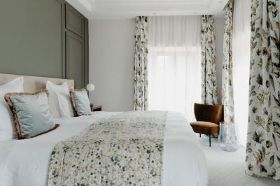 Deluxe Room 9