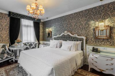 Deluxe Suite with Spa Bath 4