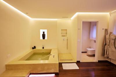 Suite with Pool View 3
