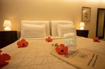 King Room with Pool View 4