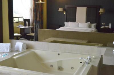 Zimmer mit Kingsize-Bett und Whirlpool 3