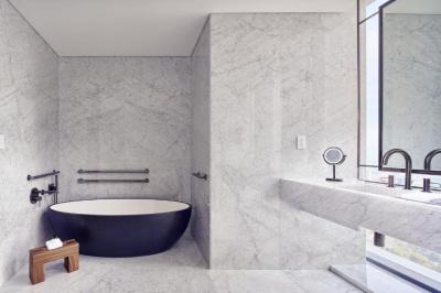Habitaci&oacute;n Deluxe con 2 camas grandes y vistas a la ciudad 8