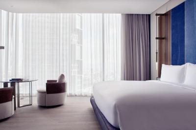 Habitaci&oacute;n Deluxe esquinera con cama extragrande y vistas a la ciudad 9