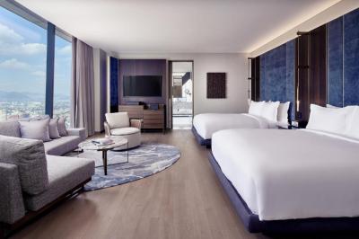 Habitaci&oacute;n Deluxe Esquinera con vistas a la ciudad - 2 camas grandes 10