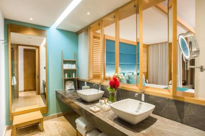 Junior Suite Pool View - 2 Queen Size Beds 4