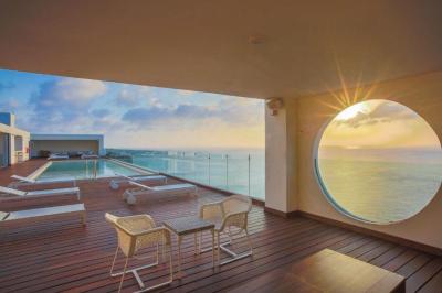Deluxe 1 King 1 Bedroom Smaller Suite Ocean view 4
