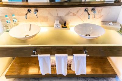 Club 89 King Size Bed Resort View 8