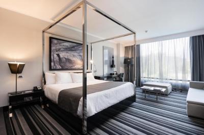 Junior King Suite with Jetted Tub - Non-Smoking 2