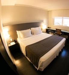 Habitaci&oacute;n Deluxe con cama extragrande 1