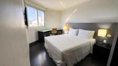 Habitaci&oacute;n con cama grande 5