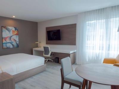 Deluxe King Room 3