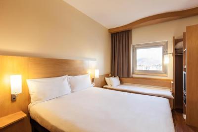Standard Queen Room with Child Bed 3