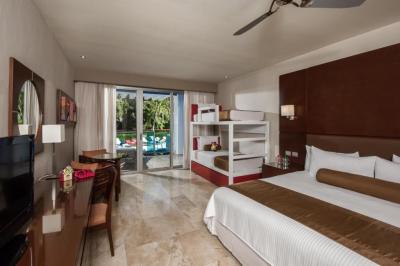 Family Club Room with Pool Access 2