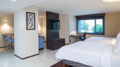 Queen Room with Two Queen Beds - Non-Smoking 8
