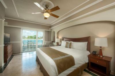 King Suite with Terrace 7