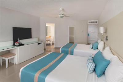 Alojamiento Sun Club Superior con cama doble y vistas al jard&iacute;n 3