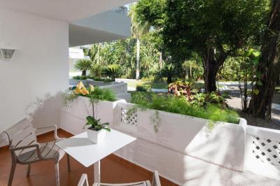 Habitaci&oacute;n con camas dobles y vistas al jard&iacute;n 12