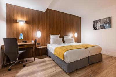 Superior Twin Room with Roll-In Shower - Disability Access/Ground Floor 6