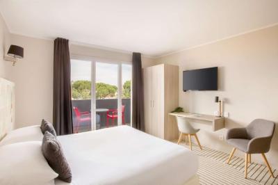 Deluxe King Room with King Bed and Sea View - Non-Smoking 4