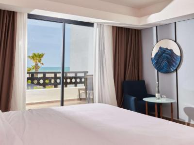Deluxe King Room with Ocean View 5