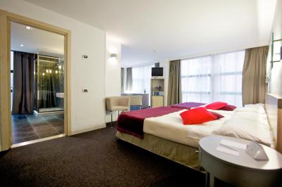 Superior Room with 1 Double Bed and 1 Single Bed 3