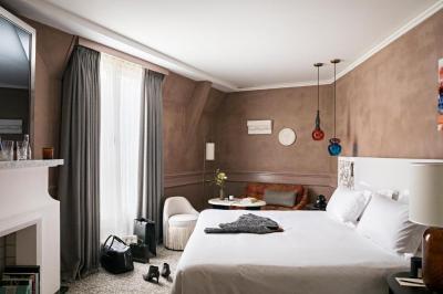 Premium Luxury Queen Room with One Queen Bed and Courtyard or Rue Scribe View 4
