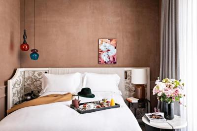 Superior Queen Room with One Queen Bed and Courtyard View 6