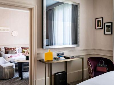 Premium Junior Suite with One King Bed and Living Room - Courtyard or Rue Scribe View 7