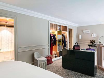 Opera Duplex King Suite with Living Room and Balcony 10