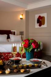 Honeymoon Suite with Round bed/Bathtub/Lounge Area - Grand Boulevard View 13